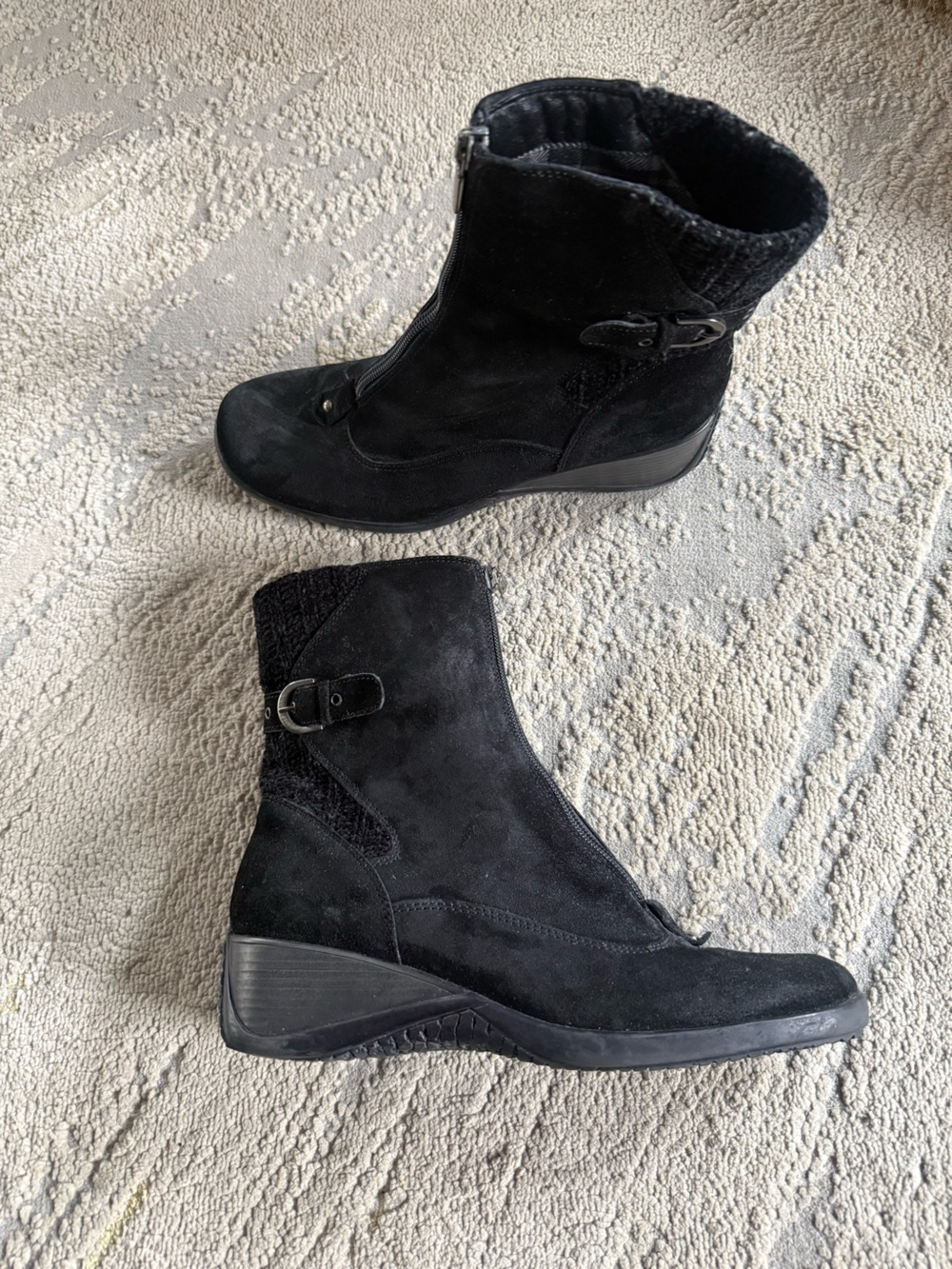 Aquatalia Black Suede Ankle Boots Mia wedge
Waterproof comfort 8